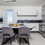 Lichtdurchflutetes Mit Meerblick, Privatem Balkon, Wifi, Privatparkplatz Apartment