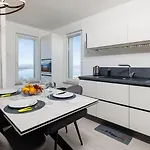 Lichtdurchflutetes Mit Meerblick, Privatem Balkon, Wifi, Privatparkplatz Apartment *