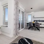 Lichtdurchflutetes Mit Meerblick, Privatem Balkon, Wifi, Privatparkplatz *