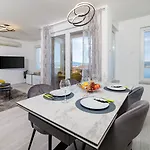 Lichtdurchflutetes Mit Meerblick, Privatem Balkon, Wifi, Privatparkplatz Crikvenica