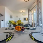 Lichtdurchflutetes Mit Meerblick, Privatem Balkon, Wifi, Privatparkplatz Apartment Crikvenica