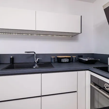 Apartment Lichtdurchflutetes Mit Meerblick, Privatem Balkon, Wifi, Privatparkplatz *