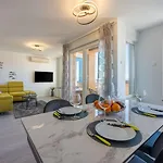 Lichtdurchflutetes Mit Meerblick, Privatem Balkon, Wifi, Privatparkplatz Crikvenica