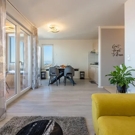 Lichtdurchflutetes Mit Meerblick, Privatem Balkon, Wifi, Privatparkplatz Crikvenica