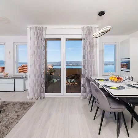 Apartment Lichtdurchflutetes Mit Meerblick, Privatem Balkon, Wifi, Privatparkplatz *