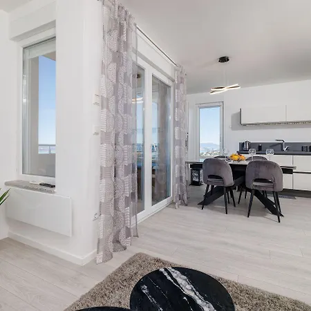Lichtdurchflutetes Mit Meerblick, Privatem Balkon, Wifi, Privatparkplatz *