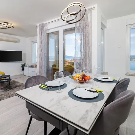 Lichtdurchflutetes Mit Meerblick, Privatem Balkon, Wifi, Privatparkplatz Crikvenica