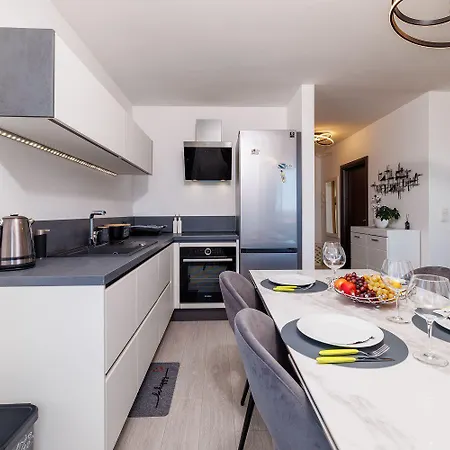 Lichtdurchflutetes Mit Meerblick, Privatem Balkon, Wifi, Privatparkplatz * 크리크베니카