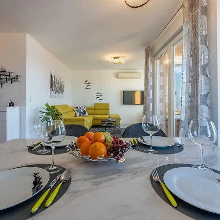 Lichtdurchflutetes Mit Meerblick, Privatem Balkon, Wifi, Privatparkplatz 아파트 크리크베니카