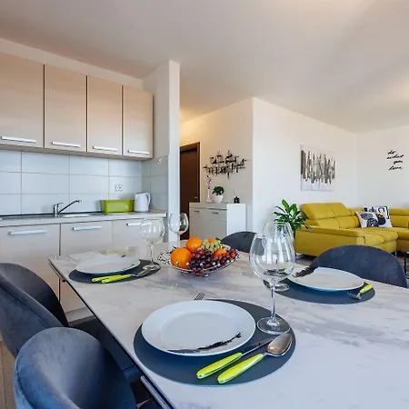 Apartment Lichtdurchflutetes Mit Meerblick, Privatem Balkon, Wifi, Privatparkplatz Crikvenica