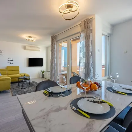Lichtdurchflutetes Mit Meerblick, Privatem Balkon, Wifi, Privatparkplatz Crikvenica
