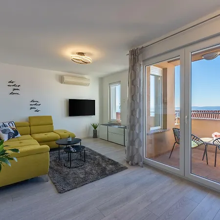 Lichtdurchflutetes Mit Meerblick, Privatem Balkon, Wifi, Privatparkplatz Apartman Crikvenica