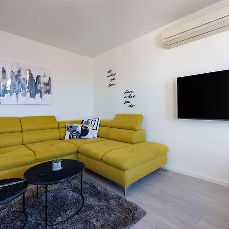 Lichtdurchflutetes Mit Meerblick, Privatem Balkon, Wifi, Privatparkplatz *