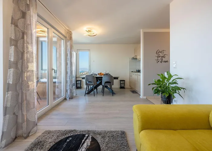 Lichtdurchflutetes Mit Meerblick, Privatem Balkon, Wifi, Privatparkplatz Crikvenica