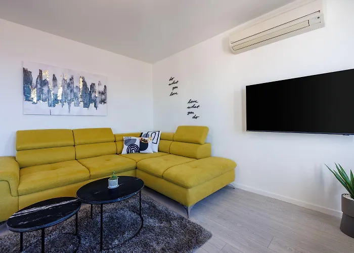 Lichtdurchflutetes Mit Meerblick, Privatem Balkon, Wifi, Privatparkplatz *